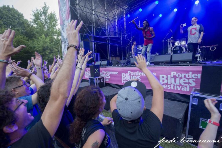 2019 07 18 rival sons eric sardinas joanna connor 15 ph terrazzani
