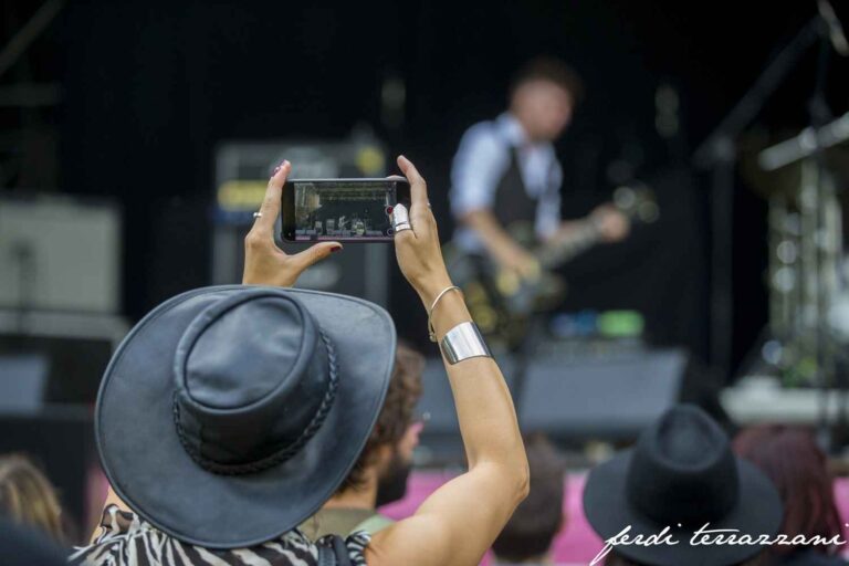 2019 07 18 rival sons eric sardinas joanna connor 35 ph terrazzani