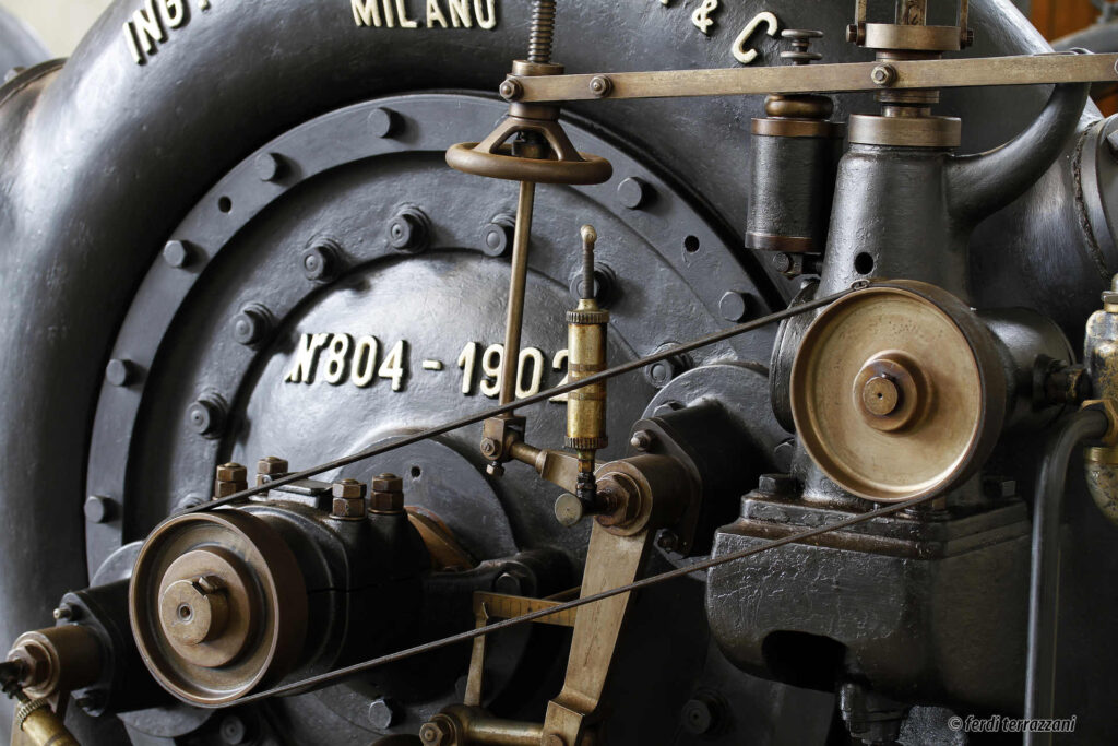 ex centrale malnisio turbina particolare cinghia trasmissione foto terrazzani